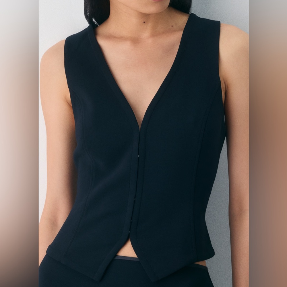 Aritzia Wilfred Attire Crepe Vest